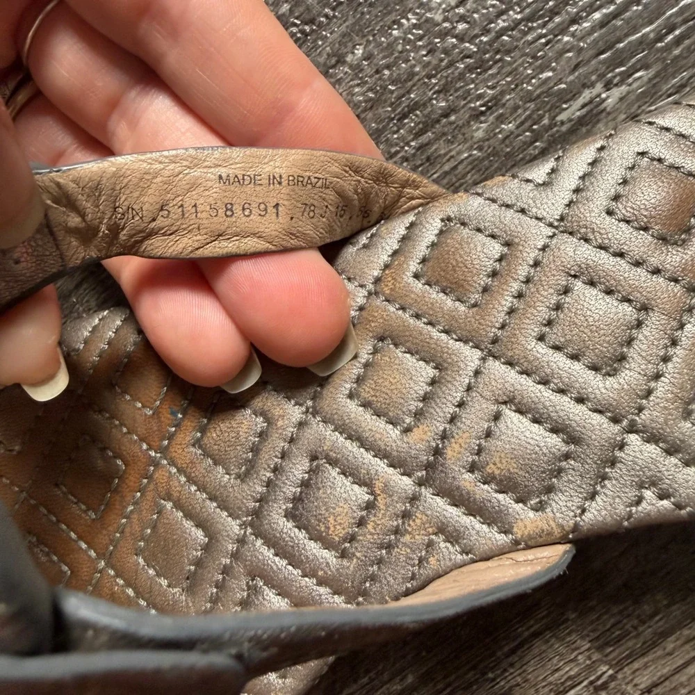 Tory Burch Miller Sandals Womens 6.5 Metallic Pewter Quilted Leather Flat Thong